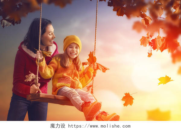 妈妈和她的女儿在秋天一起玩耍幸福的人美好童年